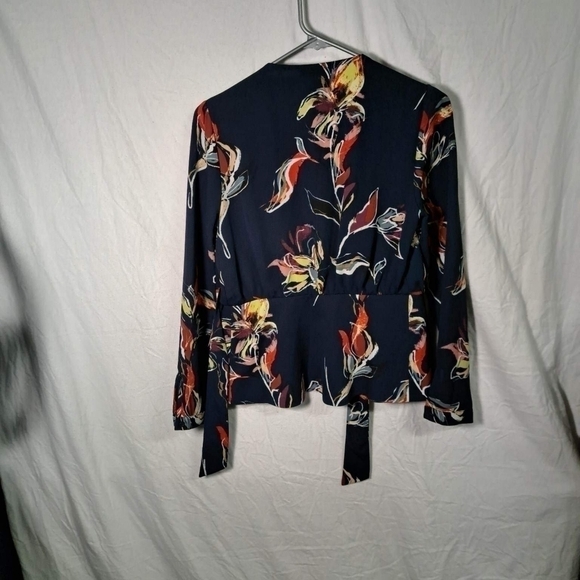 🧡𝅺BAR III Floral Fuax Wrap Blouse - Picture 6 of 6